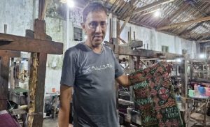Read more about the article Perajin Sarung Goyor “Botol Terbang”